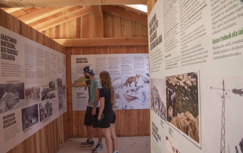 Interior de centro de interpretación en Observatorio Cable Malloas con paneles informativos sobre patrimonio etnográfico 