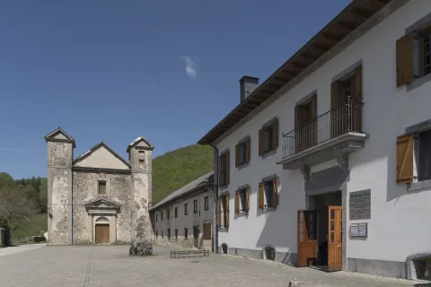 Exterior, fachada de Kultur Ola, exposicion de Aezkoa en la Fabrica de Armas de Orbaizeta.