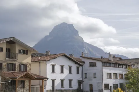 Casas tradicionales de Arbizu, dominadas por la silueta del monte Beriain al fondo.