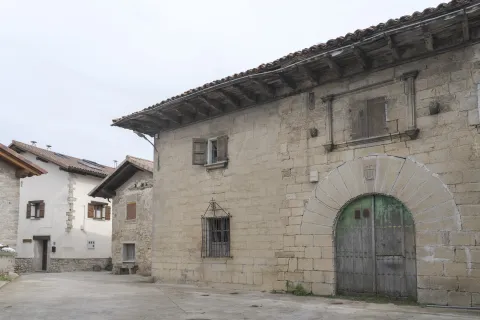 Casa-palacio de piedra sillar y alero de madera en Ardaitz, Pirineo navarro.