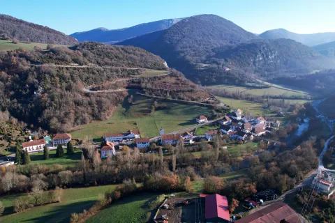 Aribeko aireko bista. Ibaia, mendi basotsuak eta Pirinioetako haranean sakabanatuta dauden etxe tradizionalak ditu.