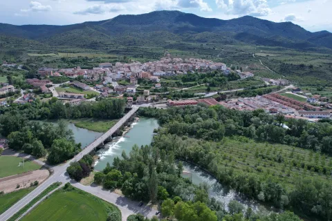 Vista aérea de Cáseda con río Aragón, prados verdes y montes boscosos.