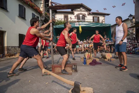 Deporte rural tradicional en plaza de Ezkurra.