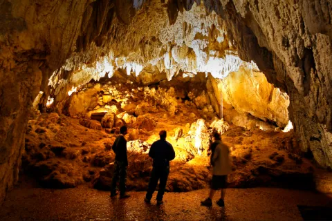Día de las Cuevas de Ikaburu
