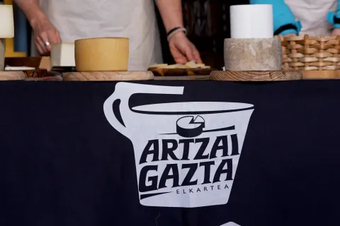 Beloki Mendia, Uzteguikoa, Plazaola-Sakana-Ultzamaldea esperientzian lehen planoan dauden produktuen logoa eta iragarkiak.