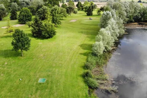 campo de golf Lizaso, valle de Ultzama, con prados verdes y bosque de fondo, en Plazaola-Sakana-Ultzamaldea.