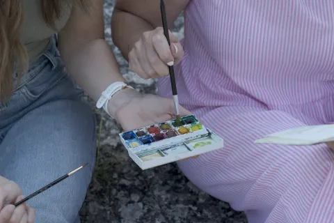 Dos personas pintan con ac