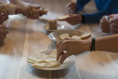 Degustación de queso en plato blanco durante experiencia gastronómica en Pirineo de Navarra, parte de la experiencia Lorentx.