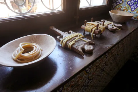 Exhibición de herramientas tradicionales de apicultura en el museo de Ezkurdi.
