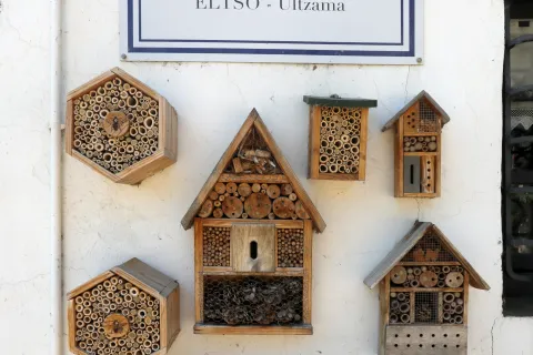 Entrada del museo de apicultura de Ezkurdi, figuras y casas hechas de troncos.