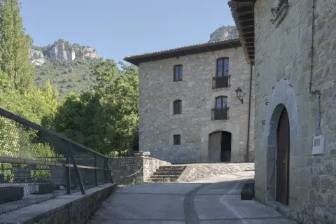 Ibaiak Lesaka herria zeharkatzen du, alboetan harrizko etxeak eta dorrea dituelarik.