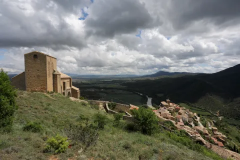 Iglesia en la parte alta del pueblo de Gallipienzo con vistas al pueblo y a los montes boscosos de alrededor.