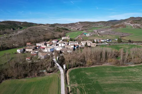 Vista aérea de Irurozqui, rodeado de laderas y campos de cultivo, en comarca de Sangüesa.