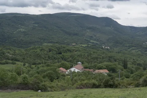 Pueblo de Lusarreta rodeado de bosque y monte.