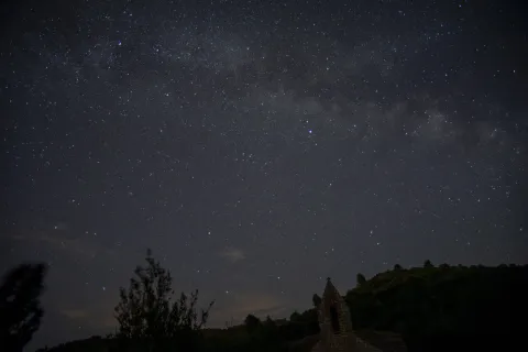 Cielo nocturno estrellado sobre la ermita de San Zoilo en Cáseda.
