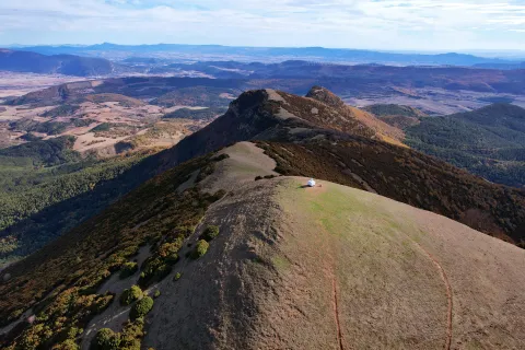 Vista aerea de la cumbre de la Peña Izaga con prados, bosques y llanura.