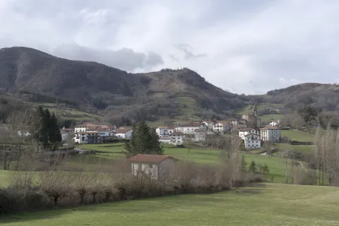 Vista general del paisaje y pueblo de Beintza-Labaien.