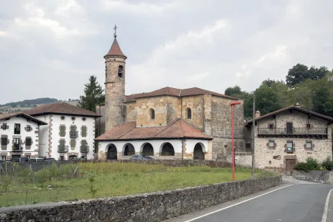 Conjunto de casas alrededor de la iglesia de la Asunción de Donamaria.