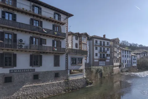 Conjunto de casas a la orilla del rio de Elizondo.