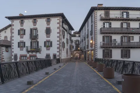 Conjunto de casas tradicionales vistas desde el punte sobre el rio en Elizondo.