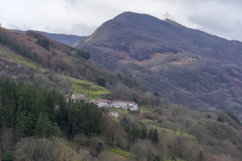 Vista general del paisaje y pueblo de Eratsun.