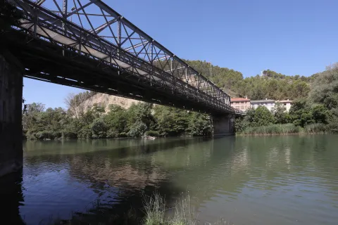 Puente de hierro histórico sobre río Aragón en ruta Sendero Urdina, Sangüesa.