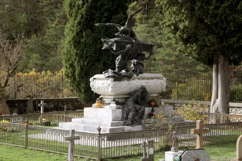 Mausoleo del tenor Julian Gayarre, en el cementerio de Roncal, rodeado de bosque y cipreses.