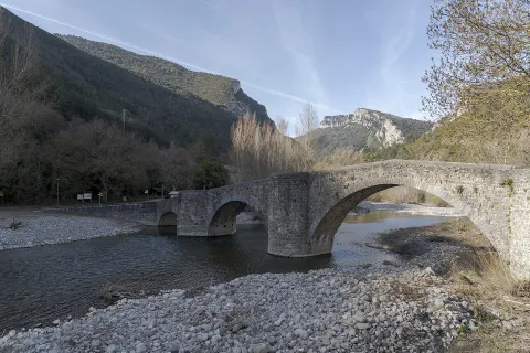 Puente de piedra medieval sobre el río Esca en Burgui, Valle de Roncal, Pirineo de Navarra.
