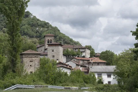 Vista general del pueblo de Uriz, Pirineo de Navarra, rodeados de monte boscoso y vegetacion.