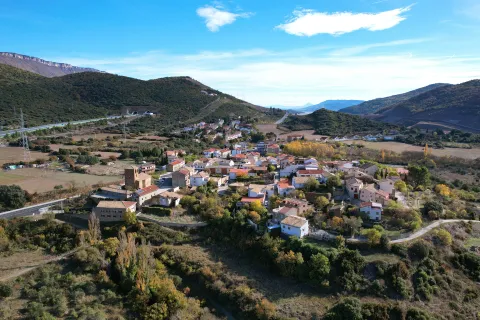 Vista aérea del pueblo de Yesa rodeado de montes boscosos.