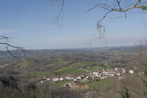 Zugarramurdiko ikuspegi panoramikoa, landa-paisaiaz inguratua
