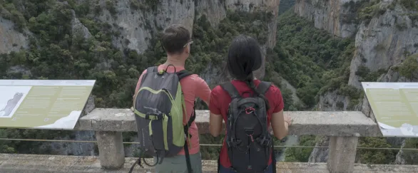 Dos senderistas admiran el paisaje de la Foz de Arbayun.