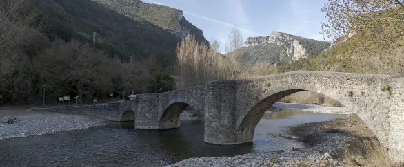 Puente de piedra medieval sobre el río Esca en Burgui, Valle de Roncal, Pirineo de Navarra.