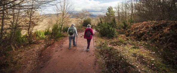 Senderistas en el camino al Mirador de Zamariain en Garaioa