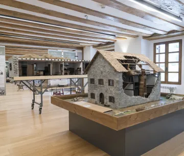 Interior de la exposicion de Kultur Ola en la Fabrica de Armas de Orbaizeta.