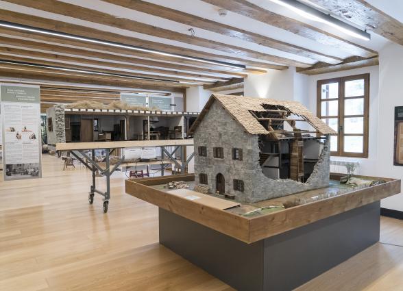 Interior de la exposicion de Kultur Ola en la Fabrica de Armas de Orbaizeta.