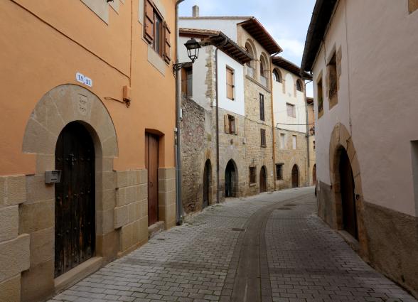 Calle empedrada de Aoiz con casas de piedra y arquitectura tradicional.