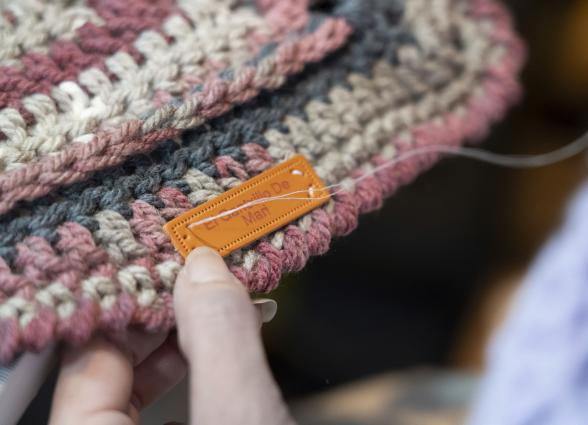 de tejido artesanal con etiqueta de cuero naranja en El Gantxillo de Mari, mostrando trabajo manual tradicional de telar.