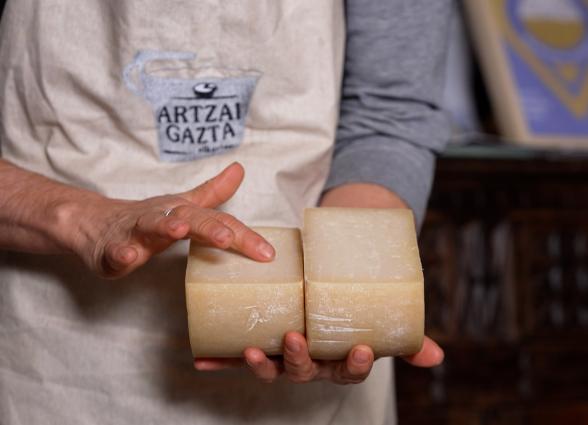 Productora de experiencia Beloki Mendia mostrando  queso, en Uztegui, Plazaola-Sakana-Ultzamaldea.