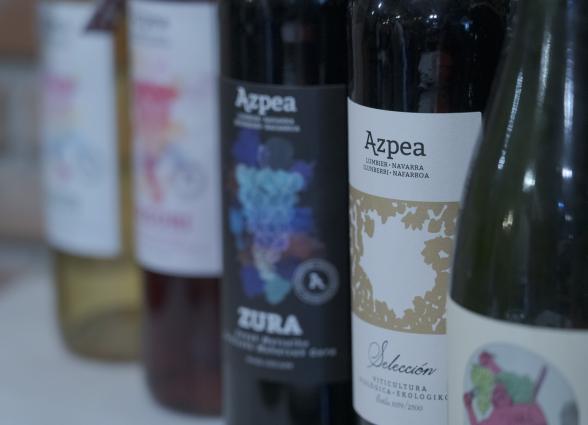 Botellas de vino de Bodega Azpea de Lumbier, productor de la Comarca de Sangüesa con viticultura ecologica.
