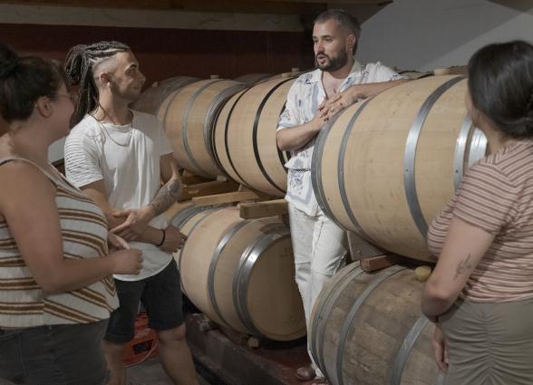 Bodeguero explica proceso de crianza en toneles de roble a grupo de visitantes en bodega Azpea de Lumbier.