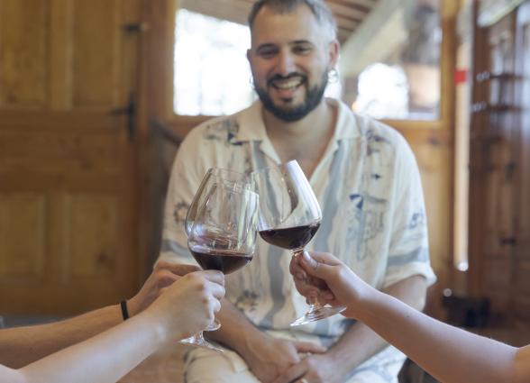Brindis con copas de vino tinto