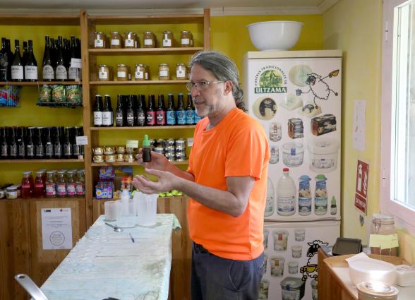 Demostración de productos artesanales en tienda de granja escuela de Ultzama con productos locales.