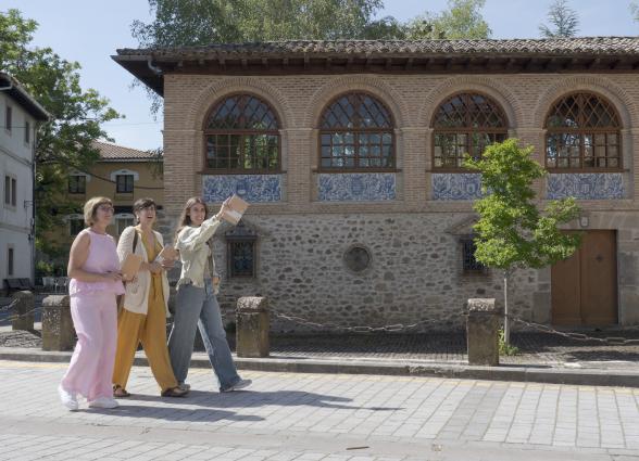 Tres visitantes paseando