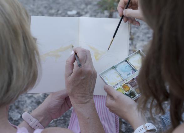 Dos personas pintando