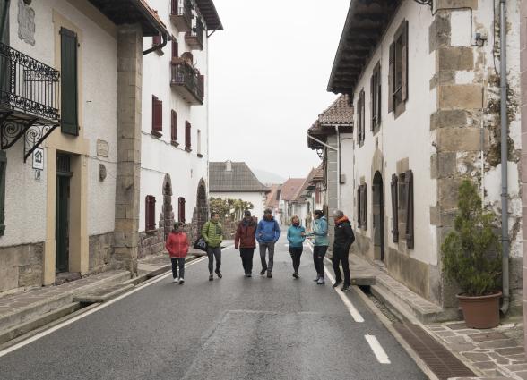 pueblo pirenaico de Burguete con arquitectura tradicional de piedra y madera, parte de la experiencia Lorentx.