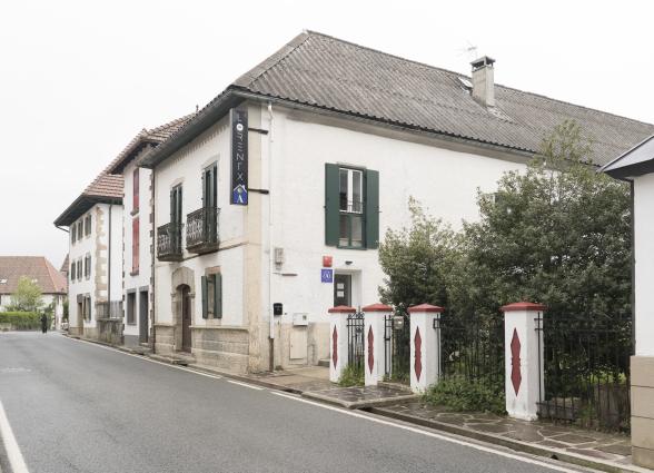 en calle de pueblo pirenaico de Burguete con arquitectura tradicional navarra, señalización de Camino de Santiago.