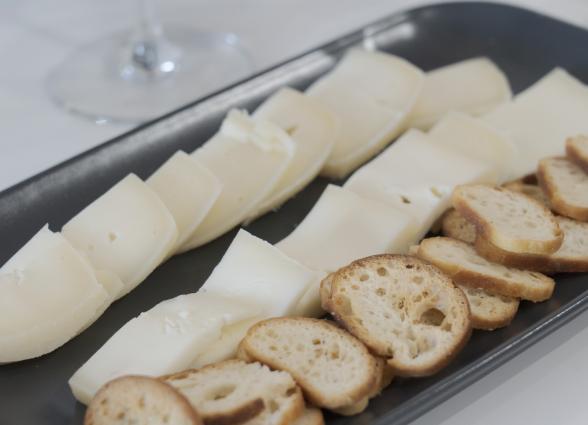 Degustación de queso artesanal con pan tostado en tabla de pizarra, parte de la experiencia en Markulluko Borda, en Elizondo