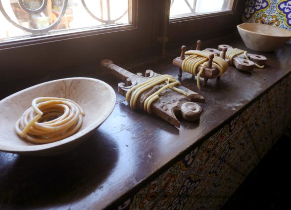 Exhibición de herramientas tradicionales de apicultura en el museo de Ezkurdi.