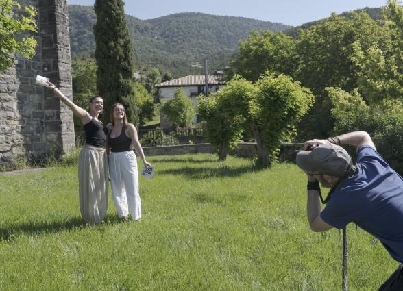 Una persona fotografía a dos